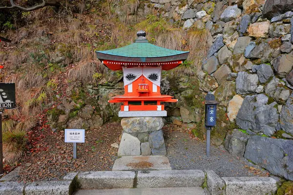 Kurama-dera Tapınağı, Kuramahonmachi, Sakyo Ward, Kyoto, Japonya 'daki tarihi bir Budist tapınağı.