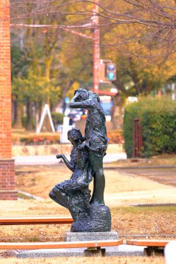 Honmachi, Himeji, Hyogo, Japonya 'daki Himeji Şehir Sanat Müzesi önünde heykel