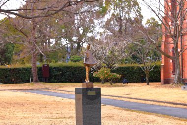 Honmachi, Himeji, Hyogo, Japonya 'daki Himeji Şehir Sanat Müzesi önünde heykel