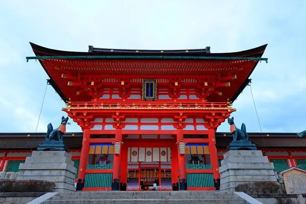 Fushimi Inari Taisha 'nın Fukakusa, Yabunouchicho, Fushimi Ward, Kyoto, Japonya' da yüzlerce geleneksel kapısı var.