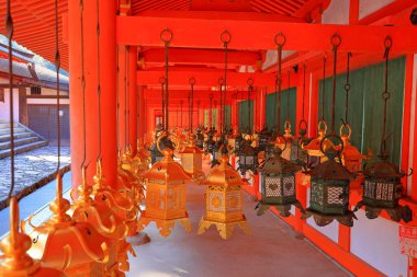  Kasuga Taisha, Kasuganocho, Nara, Japonya 'da feneri olan bir Shinto tapınağı.
