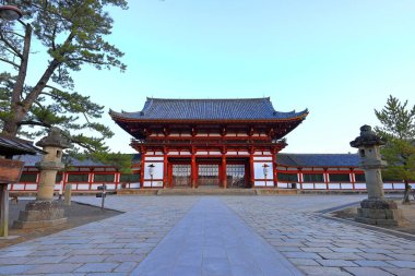 Japonya 'nın Zoshicho, Nara, Japonya' daki en büyük bronz Buda heykellerinden birine sahip bir Budist tapınağı.