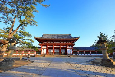 Japonya 'nın Zoshicho, Nara, Japonya' daki en büyük bronz Buda heykellerinden birine sahip bir Budist tapınağı.