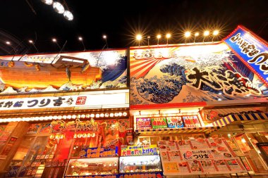  Tsutenkaku, Ebisuhigashi, Naniwa Ward, Osaka, Japonya 'daki ışıklı panolarla gece görüşü