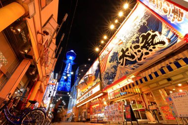  Tsutenkaku, Ebisuhigashi, Naniwa Ward, Osaka, Japonya 'daki ışıklı panolarla gece görüşü