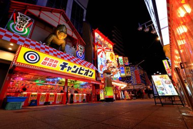  Tsutenkaku, Ebisuhigashi, Naniwa Ward, Osaka, Japonya 'daki ışıklı panolarla gece görüşü