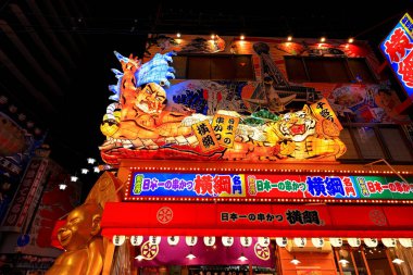  Tsutenkaku, Ebisuhigashi, Naniwa Ward, Osaka, Japonya 'daki ışıklı panolarla gece görüşü