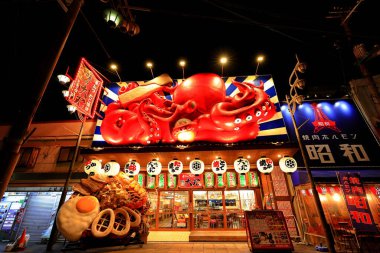  Tsutenkaku, Ebisuhigashi, Naniwa Ward, Osaka, Japonya 'daki ışıklı panolarla gece görüşü
