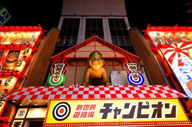  Tsutenkaku, Ebisuhigashi, Naniwa Ward, Osaka, Japonya 'daki ışıklı panolarla gece görüşü