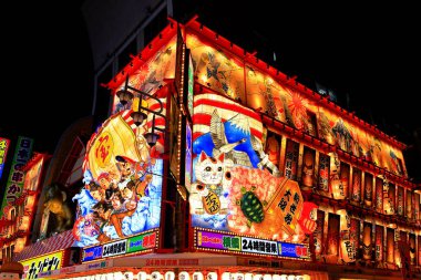  Tsutenkaku, Ebisuhigashi, Naniwa Ward, Osaka, Japonya 'daki ışıklı panolarla gece görüşü