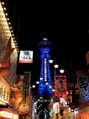  Tsutenkaku, Ebisuhigashi, Naniwa Ward, Osaka, Japonya 'daki ışıklı panolarla gece görüşü