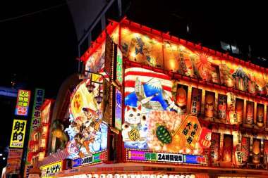  Tsutenkaku, Ebisuhigashi, Naniwa Ward, Osaka, Japonya 'daki ışıklı panolarla gece görüşü