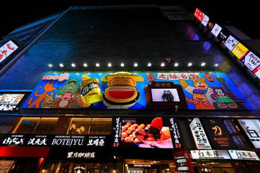 Shinsaibashi, Chuo Ward, Osaka, Japonya 'daki ışıklı panolarla gece görüşü