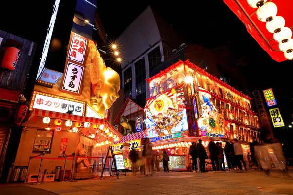  Tsutenkaku, Ebisuhigashi, Naniwa Ward, Osaka, Japonya 'daki ışıklı panolarla gece görüşü