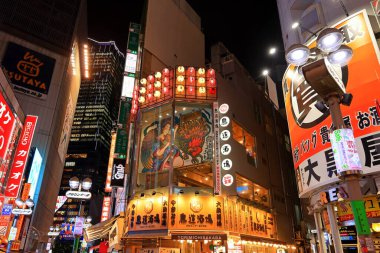 Tokyo, Japonya 'da gece manzarası ve ışıklı reklam panoları.