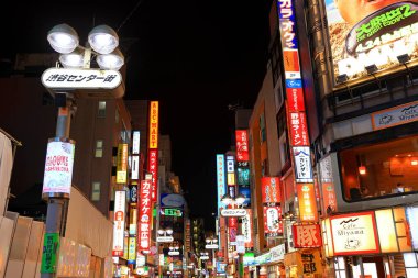 Tokyo, Japonya 'da gece manzarası ve ışıklı reklam panoları.