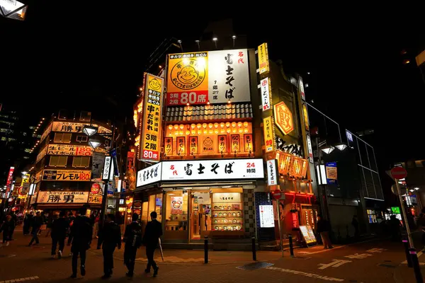 Tokyo, Japonya 'da gece manzarası ve ışıklı reklam panoları.