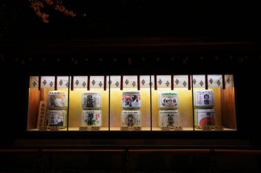 Yasukuni Jinja (Shinto tarzı türbe) ve Chiyoda, Tokyo, Japonya 'da kiraz çiçeği (sakura)