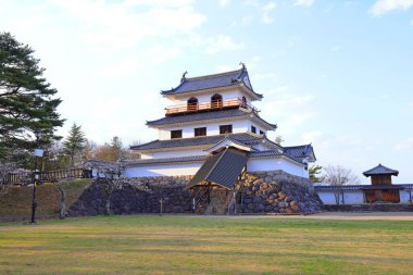 Shiroishi Kalesi 'nde kiraz çiçekleri, Masuokacho, Shiroishi, Miyagi, Japonya' da restore edilmiş bir 16. yüzyıl şatosu.