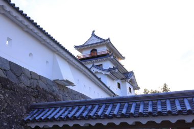 Shiroishi Kalesi 'nde kiraz çiçekleri, Masuokacho, Shiroishi, Miyagi, Japonya' da restore edilmiş bir 16. yüzyıl şatosu.