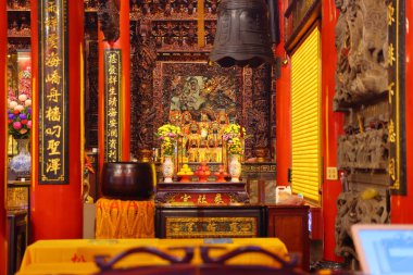  Songshan Ciyou Tapınağı süslü mimari detaylarla, Taoist ve Budist Bade Yolu, Songshan Bölgesi, Taipei, Tayvan