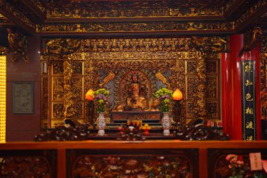  Songshan Ciyou Tapınağı süslü mimari detaylarla, Taoist ve Budist Bade Yolu, Songshan Bölgesi, Taipei, Tayvan