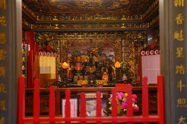  Songshan Ciyou Tapınağı süslü mimari detaylarla, Taoist ve Budist Bade Yolu, Songshan Bölgesi, Taipei, Tayvan