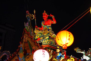  Songshan Ciyou Tapınağı süslü mimari detaylarla, Taoist ve Budist Bade Yolu, Songshan Bölgesi, Taipei, Tayvan