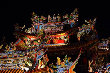  Songshan Ciyou Tapınağı süslü mimari detaylarla, Taoist ve Budist Bade Yolu, Songshan Bölgesi, Taipei, Tayvan