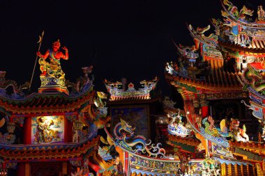  Songshan Ciyou Tapınağı süslü mimari detaylarla, Taoist ve Budist Bade Yolu, Songshan Bölgesi, Taipei, Tayvan