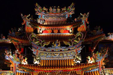  Songshan Ciyou Tapınağı süslü mimari detaylarla, Taoist ve Budist Bade Yolu, Songshan Bölgesi, Taipei, Tayvan