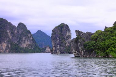 Ha Long Bay, Thanh pho Ha Long 'daki kireçtaşı adaları, Quang Ninh, Vietnam