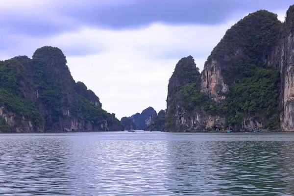 Stock image Ha Long Bay, limestone islands at Thanh pho Ha Long, Quang Ninh, Vietnam