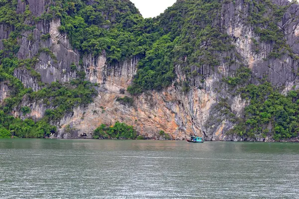 stock image Ha Long Bay, limestone islands at Thanh pho Ha Long, Quang Ninh, Vietnam