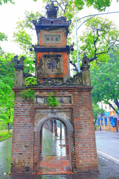 Hoa Phong Kulesi (Thap Hoa Phong) Hang Trong, Hoan Kiem, Hanoi, Vietnam 'da Hoan Kiem Gölü' nde yer alan bir kule.