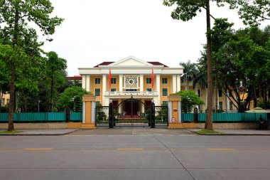 Ha Noi Vietnam 'da Fransız Kolonisi tarzında tarihi sarı binalar.