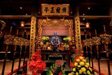 Edebiyat Tapınağı (Van Mieu Quoc Tu Giam), Van Mieu, Dong Da, Ha Noi, Vietnam 'da tapınakları ve ön kapısı olan bir Konfüçyüs tapınağı.