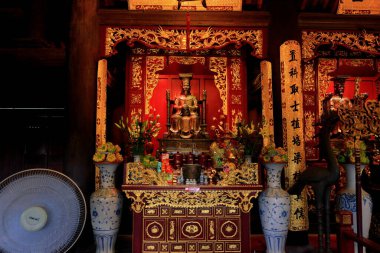 Edebiyat Tapınağı (Van Mieu Quoc Tu Giam), Van Mieu, Dong Da, Ha Noi, Vietnam 'da tapınakları ve ön kapısı olan bir Konfüçyüs tapınağı.