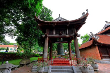 Edebiyat Tapınağı (Van Mieu Quoc Tu Giam), Van Mieu, Dong Da, Ha Noi, Vietnam 'da tapınakları ve ön kapısı olan bir Konfüçyüs tapınağı.