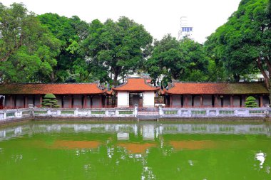 Edebiyat Tapınağı (Van Mieu Quoc Tu Giam), Van Mieu, Dong Da, Ha Noi, Vietnam 'da tapınakları ve ön kapısı olan bir Konfüçyüs tapınağı.
