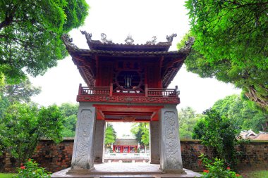 Edebiyat Tapınağı (Van Mieu Quoc Tu Giam), Van Mieu, Dong Da, Ha Noi, Vietnam 'da tapınakları ve ön kapısı olan bir Konfüçyüs tapınağı.