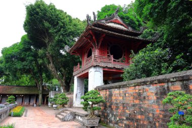 Edebiyat Tapınağı (Van Mieu Quoc Tu Giam), Van Mieu, Dong Da, Ha Noi, Vietnam 'da tapınakları ve ön kapısı olan bir Konfüçyüs tapınağı.