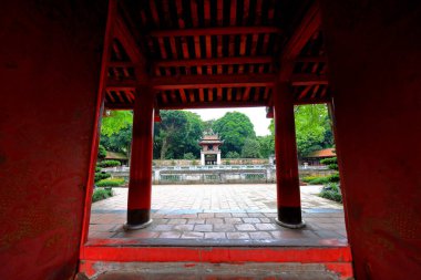 Edebiyat Tapınağı (Van Mieu Quoc Tu Giam), Van Mieu, Dong Da, Ha Noi, Vietnam 'da tapınakları ve ön kapısı olan bir Konfüçyüs tapınağı.