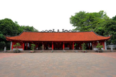 Edebiyat Tapınağı (Van Mieu Quoc Tu Giam), Van Mieu, Dong Da, Ha Noi, Vietnam 'da tapınakları ve ön kapısı olan bir Konfüçyüs tapınağı.