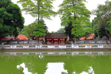 Edebiyat Tapınağı (Van Mieu Quoc Tu Giam), Van Mieu, Dong Da, Ha Noi, Vietnam 'da tapınakları ve ön kapısı olan bir Konfüçyüs tapınağı.