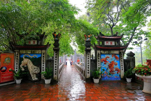 Hang Trong, Hoan Kiem, Hanoi, Vietnam 'da Hoan Kiem Gölü' nde bir Konfüçyüs tapınağı.