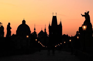 Prag Çek Cumhuriyeti 'nde tarihi bir köprü (Praha, Çek Cumhuriyeti).)