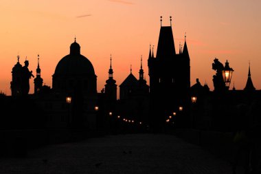 Prag Çek Cumhuriyeti 'nde tarihi bir köprü (Praha, Çek Cumhuriyeti).)