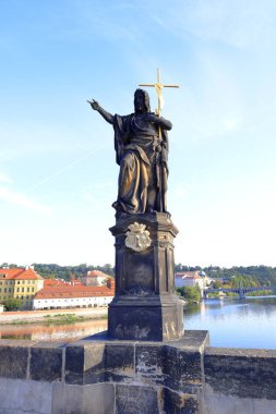 Prag Çek Cumhuriyeti 'nde (Praha, Çek Cumhuriyeti) Charles Köprüsü' ndeki (Karluv 'un çoğu) tarihi taş köprü)