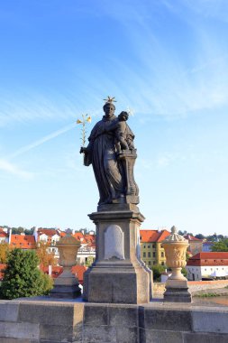 Prag Çek Cumhuriyeti 'nde (Praha, Çek Cumhuriyeti) Charles Köprüsü' ndeki (Karluv 'un çoğu) tarihi taş köprü)